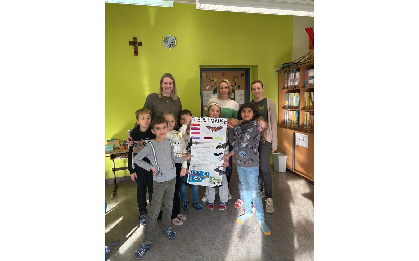 Volksschule Mühlgraben gestaltet ein Plakat über Fledermäuse