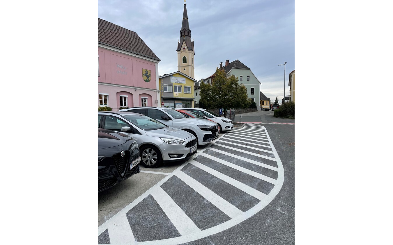 Neue Straßenmarkierungen und Wegsanierungen 