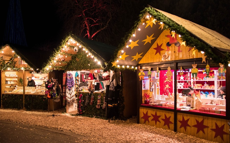 Adventmarkt am Hauptplatz Stainach mit Krampusspiel